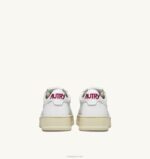 女性 F40RH168 Autry メダリスト ロー スニーカー、ホワイト レザー、レッドのレタリング - 画像 (3)